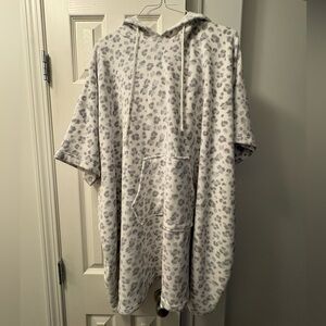 La Vie En Rose Leopard Patterned Oversized Poncho